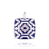 Pendentif Una Storia, inspiré par la culture aztèque, en argent 925 rhodié. Son imprimé graphique bleu rappelle l'obsidienne. Associez-le à une chaîne, un cordon ou un câble en argent pour un collier unique. Complétez avec la bague et les boucles d'oreilles de la collection Aztec. Un accessoire polyvalent pour différentes tenues, serti d'oxydes de zirconium.