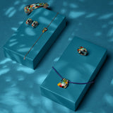 Le pendentif Mosaïque de Una Storia® en argent massif rhodié, laqué à la main, présente des formes et des couleurs éclatantes rappelant la mosaïque. Orné d'oxydes de zirconium, explorez la collection complète sur notre boutique en ligne.