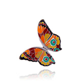 Laissez-vous séduire par ce pendentif papillon en argent massif, symbole de légèreté et de poésie. À porter sur une chaîne, un câble ou un cordon, il illumine votre cou de ses nuances délicates.