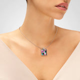 Le pendentif argent Moderna Una Storia® s'inspire de l'art abstrait du XXe siècle, rappelant les toiles de grands peintres comme Piet Mondrian. Laqué à la main et incrusté d'oxydes de zirconium, ce bijou pour femme est issu de la collection Moderna. Associez-le au bracelet coloré, à la bague et aux boucles d'oreilles Moderna pour une parure harmonieuse.