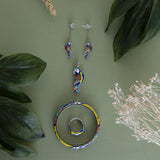 Le pendentif perroquet LoveBird Una Storia, en argent massif rhodié laqué, incrusté d'oxydes de zirconium blancs et bleus, est un bijou précieux et exotique. Son design coloré et élégant apporte une touche originale à votre tenue quotidienne. Associez-le avec la bague perroquet LoveBird pour un ensemble harmonieux.