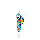 Le pendentif perroquet LoveBird Una Storia, en argent massif rhodié laqué, incrusté d'oxydes de zirconium blancs et bleus, est un bijou précieux et exotique. Son design coloré et élégant apporte une touche originale à votre tenue quotidienne. Associez-le avec la bague perroquet LoveBird pour un ensemble harmonieux.