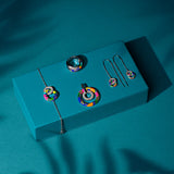 La bague Fidji d'Una Storia est un double anneau laqué à la main, incrusté d'oxydes de zirconium pour capturer la lumière naturelle. Issue de la nouvelle collection bijou toi et moi Fidji, cette bague évoque des rêves de plage déserte, de sable blanc et de lagon turquoise.