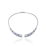 Torque en argent Aztec Una Storia, un bijou inspiré par la culture aztèque. Fabriqué en argent massif rhodié, il est laqué à la main et incrusté d'oxydes de zirconium. Fait partie de la collection de bijoux aztèques pour femme, ce collier est idéal pour une occasion spéciale. Associez-le au jonc été bleu et blanc en argent pour un ensemble harmonieux.