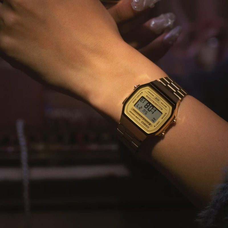 Découvrez cette élégante Montre Mixte de la marque Casio, alliant design moderne et fonctionnalités pratiques. Dotée d'un boîtier et d'un bracelet en acier inoxydable, cette montre est à la fois robuste et raffinée. Son cadran noir, agrémenté d'index et d'aiguilles luminescents, permet une lecture facile de l'heure. Elle possède également un affichage de la date et une étanchéité de 50 mètres.