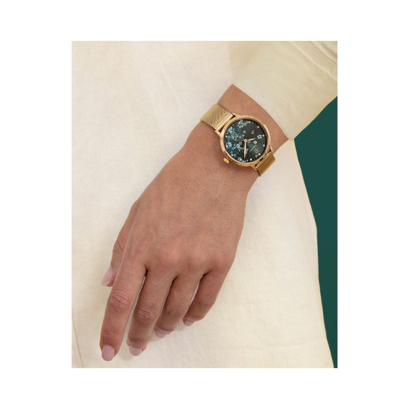 Montre femme Pierre Lannier Tallia 063G572. Un bijou au style inégalé avec son cadran vert profond et ses motifs floraux, apportant élégance et modernité en toutes circonstances. Fabriquée en France, elle est disponible chez Maison Goget, Route de Laval, Sablé-sur-Sarthe.