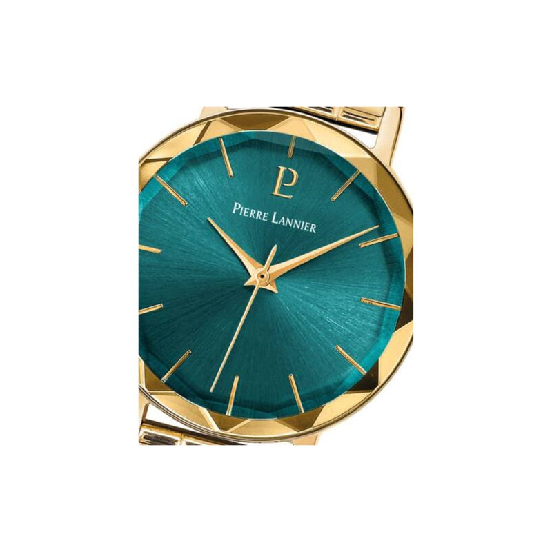 Montre femme Pierre Lannier 012P562 de la collection Multiples. Cadran vert captivant et bracelet en acier doré alliant style contemporain et élégance. Un mélange parfait de couleurs et de matériaux pour une esthétique moderne et chic, idéale pour les femmes audacieuses en quête d'un accessoire remarquable. Disponible chez Maison Goget, Sablé-sur-Sarthe.