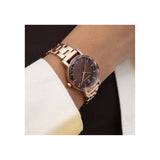 Explorez la toute nouvelle nuance automnale de la gamme emblématique Multiples 012P988. La montre arbore un cadran chocolat et un bracelet acier doré rose. Cette interprétation moderne et raffinée de la montre Multiples, avec son verre facetté scintillant, s'avère être un accessoire idéal pour les saisons Automne-Hiver.