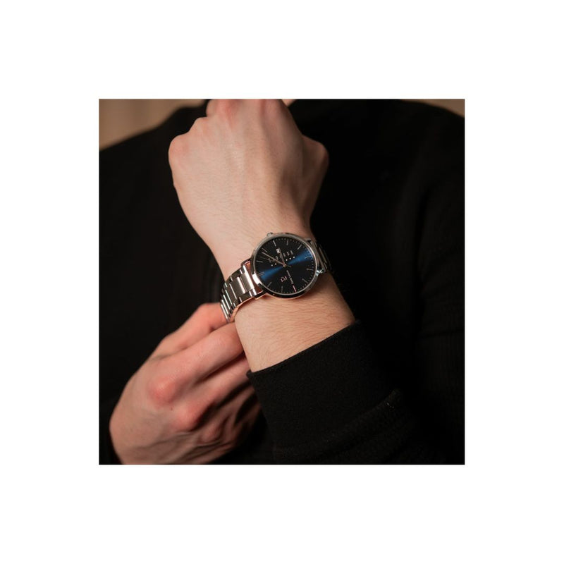 Montre homme Pierre Lannier 242D161 de la collection Data. Cadran bleu pétrole et bracelet en acier, avec affichage heure, minute, seconde, date et jour de la semaine pour une fonctionnalité optimale. Fabriquée en France, elle est disponible chez Maison Goget, Route de Laval, Sablé-sur-Sarthe.