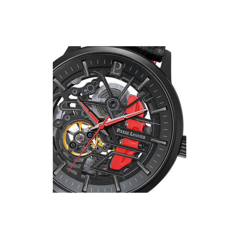 Ce modèle, issu de la collection Paddock 338A433, associe un cadran squelette ouvert sur son mouvement automatique ainsi qu'un bracelet en cuir noir avec doublure rouge. Il est l'alliance parfaite entre design et performance pour les passionnés de vitesse et de montres.