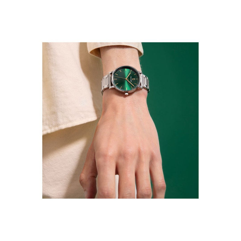 Choisissez la Montre Homme Essential 251G171 dans sa déclinaison avec cadran vert et bracelet en acier. Son design fonctionnel en fait un accessoire idéal pour une utilisation quotidienne !