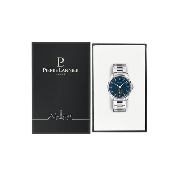 Montre Pierre Lannier 246G161 pour hommes, collection Métropolitain. Cadran bleu pétrole, bracelet acier trois maillons poli-brossé, style classique avec lunette cannelée et détails subtils. Fabriquée en France, elle apporte une touche de sophistication en toutes occasions. Disponible chez Maison Goget, Route de Laval, Sablé-sur-Sarthe.