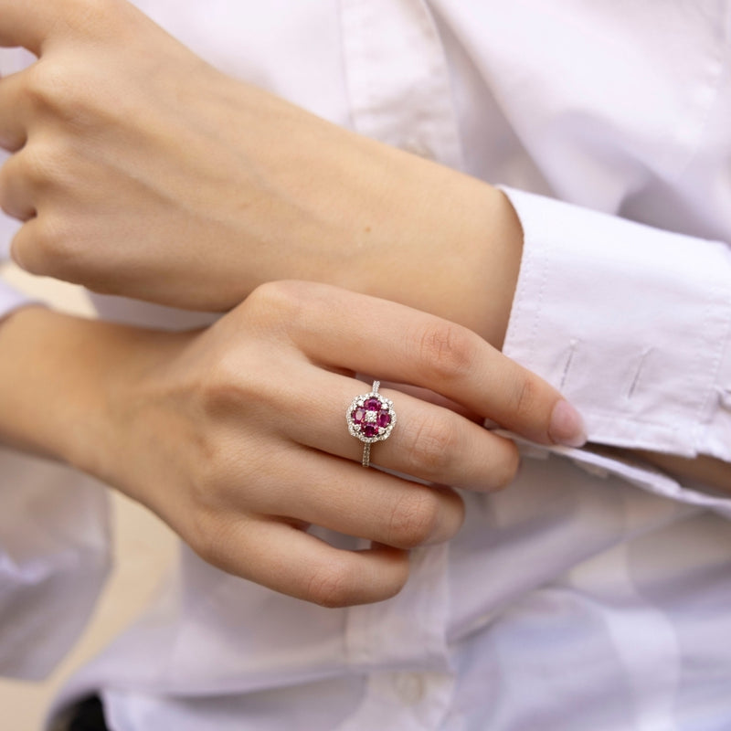 Découvrez la bague Vendôme en Or blanc 18 carats, une pièce de haute joaillerie d'une élégance exquise. En forme de fleur, cette bague est magnifiquement sertie de Rubis éclatants et de Diamants étincelants. Chaque pétale rayonne de raffinement, capturant la lumière pour un éclat incomparable. Parfait pour ajouter une touche de luxe et de sophistication à votre style.