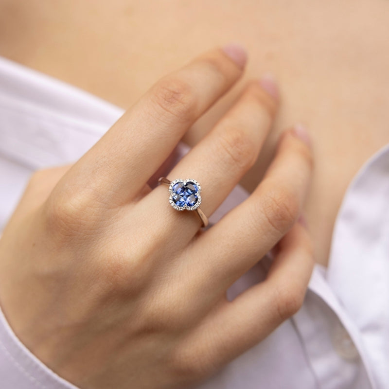 Sublime pièce de haute joaillerie inspirée du trèfle à quatre feuilles, symbole de chance et d'élégance. Cette magnifique bague en Or blanc 18 carats signée Ligne Vendôme est sertie de cinq Saphirs d'un bleu profond entourés de Diamants étincelants, créant un éclat incomparable.