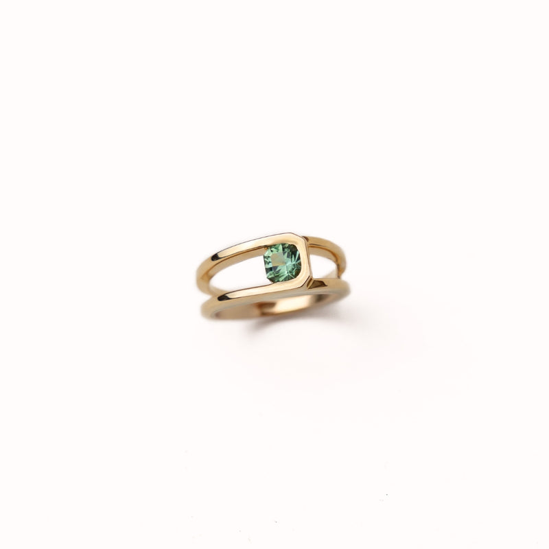 Bague en or 18 carats ornée d’une tourmaline verte éclatante. Élégante et raffinée, cette bague met en valeur une pierre précieuse aux reflets intenses. Parfaite pour sublimer votre style ou offrir un bijou unique et intemporel.