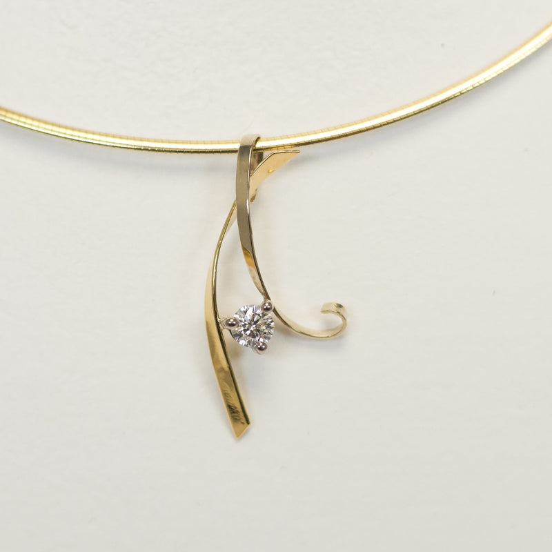 Le pendentif bicolor diamant et or est une pièce de bijouterie unique et élégante. La forme délicate des courbes est accentuée par le contraste entre les deux ors, créant un look sophistiqué. Ce pendentif est un choix parfait pour ajouter une touche de finesse à votre tenue.
