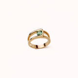 Bague en or 18 carats ornée d’une tourmaline verte éclatante. Élégante et raffinée, cette bague met en valeur une pierre précieuse aux reflets intenses. Parfaite pour sublimer votre style ou offrir un bijou unique et intemporel.