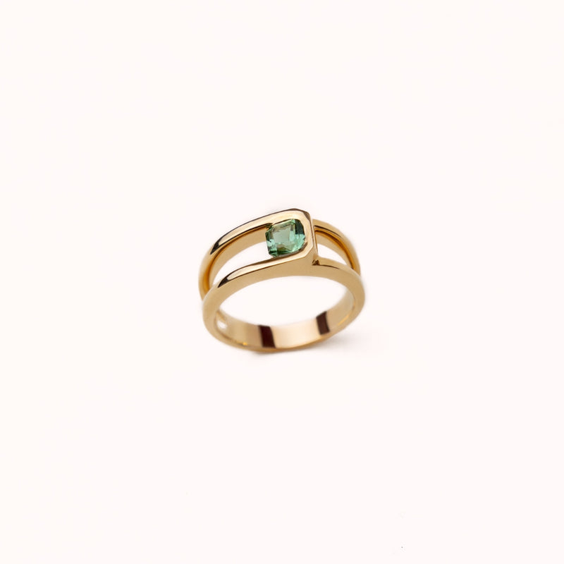 Bague en or 18 carats ornée d’une tourmaline verte éclatante. Élégante et raffinée, cette bague met en valeur une pierre précieuse aux reflets intenses. Parfaite pour sublimer votre style ou offrir un bijou unique et intemporel.