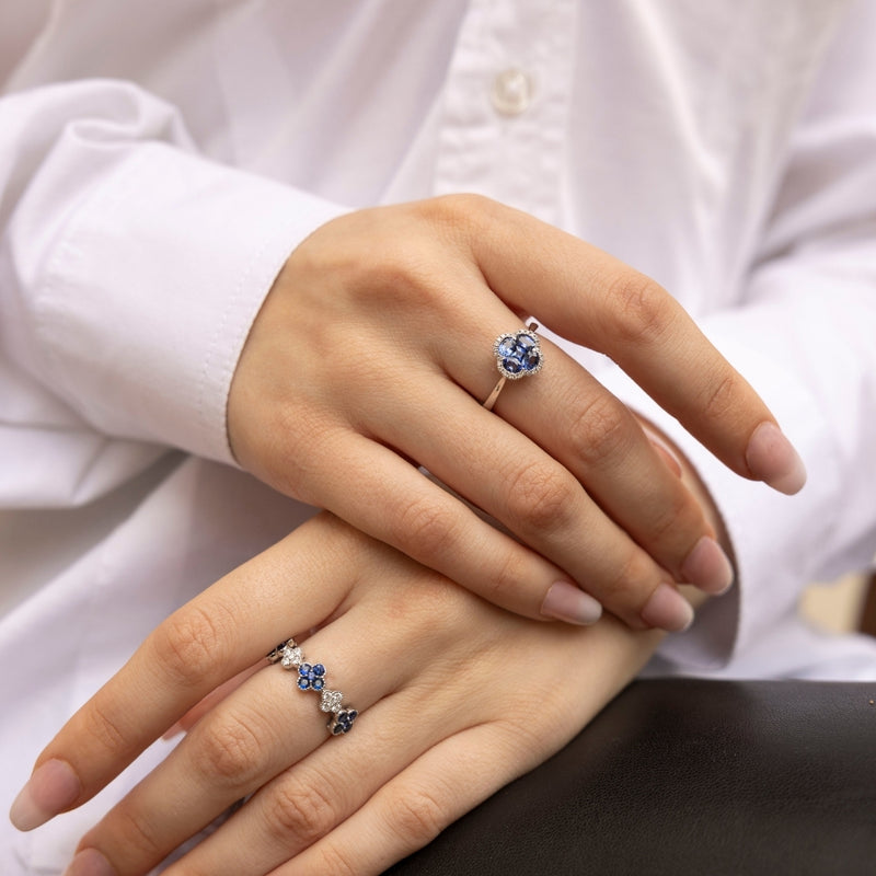 Sublime pièce de haute joaillerie inspirée du trèfle à quatre feuilles, symbole de chance et d'élégance. Cette magnifique bague en Or blanc 18 carats signée Ligne Vendôme est sertie de cinq Saphirs d'un bleu profond entourés de Diamants étincelants, créant un éclat incomparable.