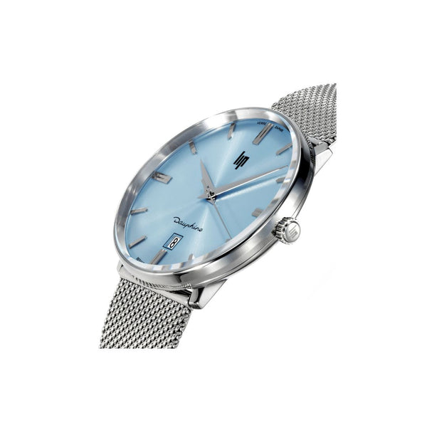 Une ligne épurée et élégante sont les principaux atouts de la collection Lip Dauphine. Cette version avec un diamètre de 38 mm confère à cette montre un confort très apprécié. Une boîte en acier inoxydable 316L polie, montée sur un bracelet ajustable en mailles milanaises couleur argentée muni d'un fermoir style charriot pour un ajustement précis. Son cadran soleillé bleu clair est parcouru par des aiguilles argentées et recouvert d'un verre saphir bombé traité antireflet ; ce modèle quartz 3 aiguilles date