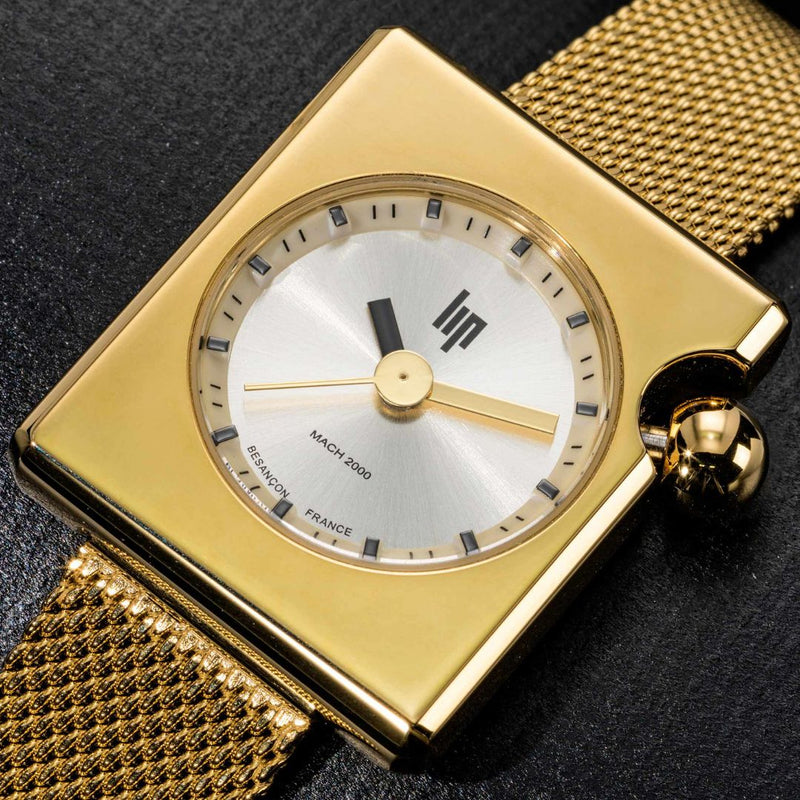 Cette déclinaison chic de la Lip Mach 2000 mini square est parée d'un bracelet ajustable, doré à mailles milanaises. La Marquise Gold s'est transformée en une montre bijou raffinée. De jour comme de nuit, sa ligne asymétrique fine et élégante et son cadran muni de deux aiguilles dorées sauf celle des heures qui est noire, en font une montre très féminine et de chaque instant. Son bracelet en mailles milanaises est interchangeable très facilement, à la main sans outil et vous permettra de personnaliser votre