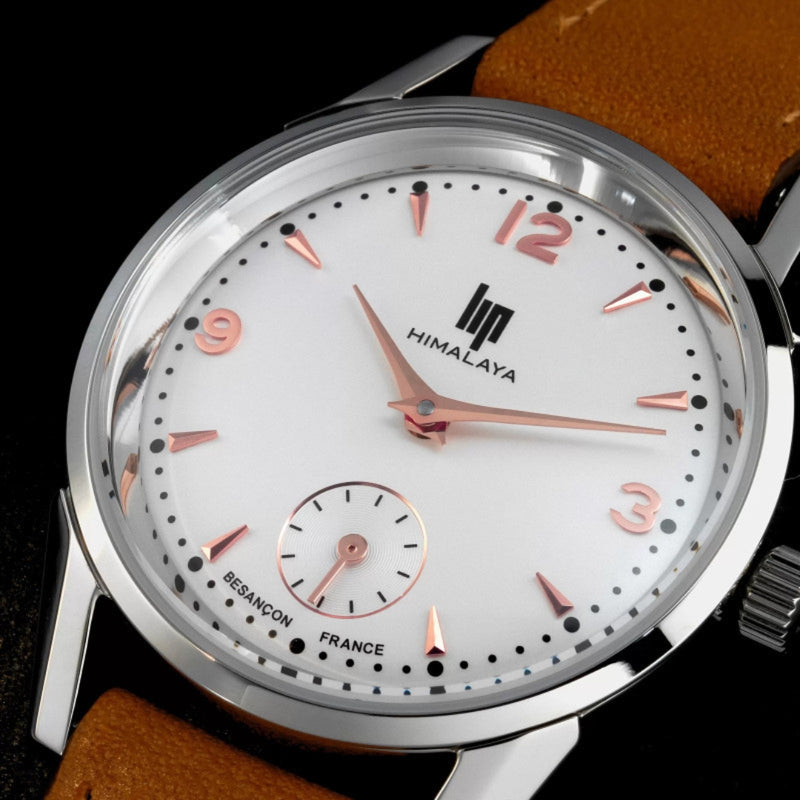 Lip Himalaya femme : montre classique et polyvalente avec boîtier acier 29 mm, cadran blanc et aiguilles rose doré, bracelet cuir marron confortable et élégant.