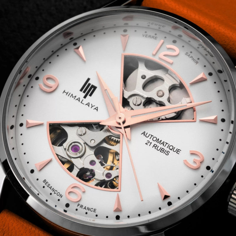 Montre Lip Himalaya femme : mouvement automatique, boîtier acier 316L, verre saphir antireflet, cadran blanc sablier, bracelet cuir orange, élégance et robustesse.