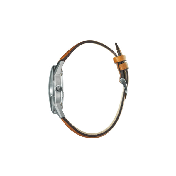 Fabriquée à Besançon, la montre Lip Himalaya au style sport chic possède un boîtier acier inoxydable 316L de 40 mm et un bracelet cuir camel surpiqué blanc. Son cadran vert profond affiche le jour en français et la date. Étanche 50 m, cette montre est un modèle intemporel alliant élégance et robustesse.