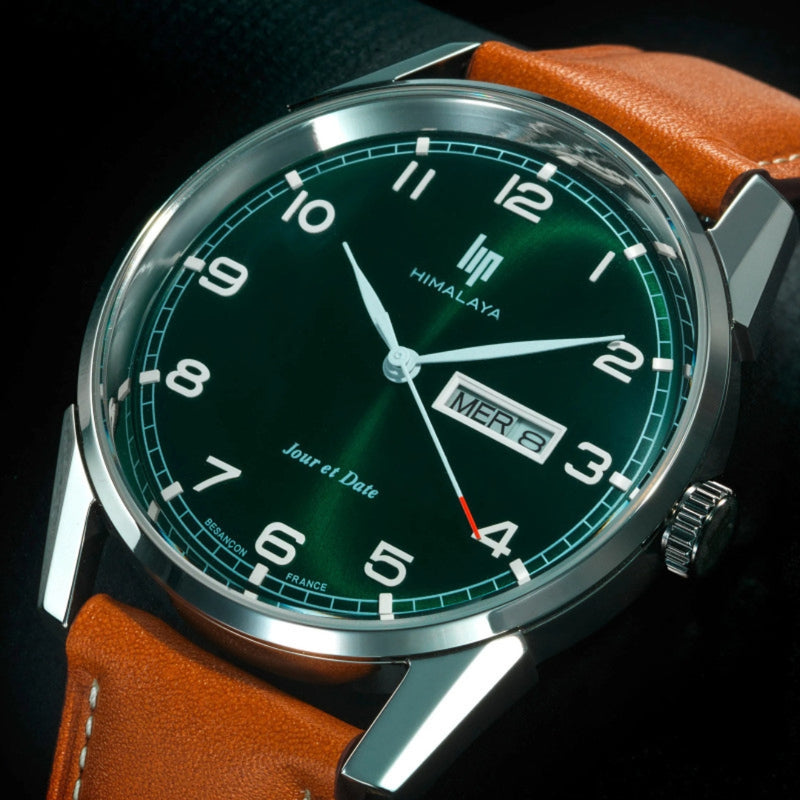 Fabriquée à Besançon, la montre Lip Himalaya au style sport chic possède un boîtier acier inoxydable 316L de 40 mm et un bracelet cuir camel surpiqué blanc. Son cadran vert profond affiche le jour en français et la date. Étanche 50 m, cette montre est un modèle intemporel alliant élégance et robustesse.