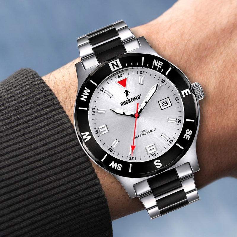 La montre Ruckfield 685026 est une montre sport homme entièrement en acier. Son boitier rond de 40mm de diamètre est rehaussé d’une lunette acier noir et le cadran blanc est orné d’index frappés qui permettent une lecture de l’heure très précise.
