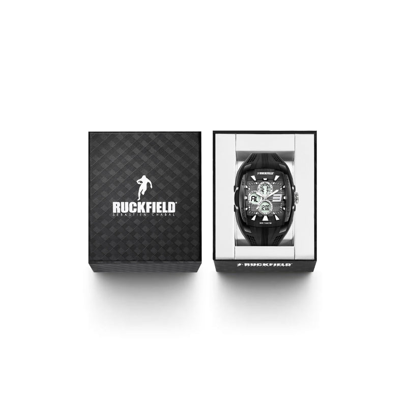 La Montre RUCKFIELD 685034 est une montre de Sport pour Homme inspirée du design des casques de Rugby. Elle est équipée d’un mouvement quartz de haute précision analogique et digital qui comporte une alarme, un chronomètre, la date, un double fuseau horaire. Le boitier en résine est renforcé et le fond en acier est vissé pour augmenter l’étanchéité. Le bracelet en plastique est très résistant.