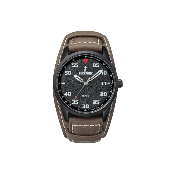 La Montre RUCKFIELD 685105 est en Acier avec un bracelet en cuir marron.  Cette montre est équipée d’un cadran gris et noir et d’index en acier. Elle est équipée d'un mouvement quartz japonais 3 aiguilles- date de haute précision.