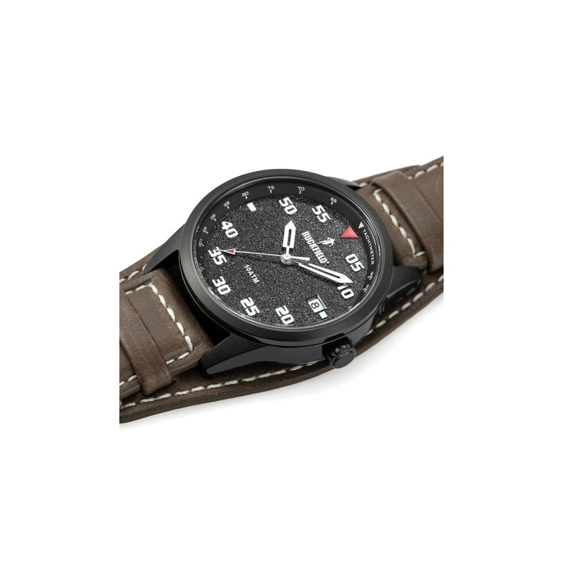 La Montre RUCKFIELD 685105 est en Acier avec un bracelet en cuir marron.  Cette montre est équipée d’un cadran gris et noir et d’index en acier. Elle est équipée d'un mouvement quartz japonais 3 aiguilles- date de haute précision.