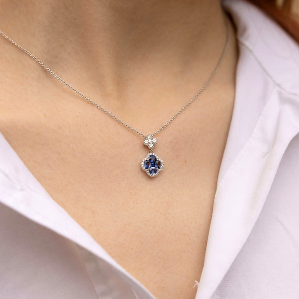 Découvrez le collier Trèfle de Ligne Vendôme, une pièce de haute joaillerie en Or blanc 18 carats. Sertie de cinq Saphirs bleus et de 5 Diamants étincelants, cette création élégante est parfaite pour ajouter une touche de chance et de raffinement à votre tenue.