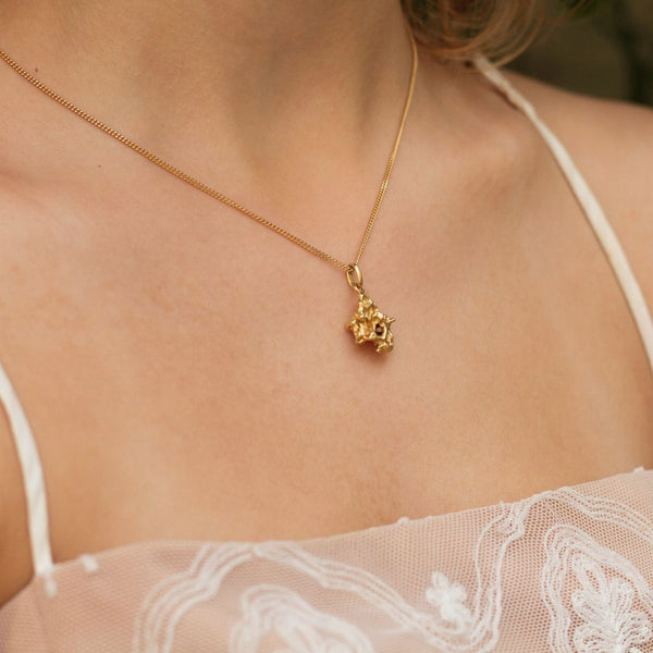 Découvrez la beauté éblouissante d'un bijou unique, le pendentif pépite d'or créé avec passion par notre talentueuse joaillière, Séverine Goget. Ce bijou exquis capture l'essence de l'élégance et de la sophistication.