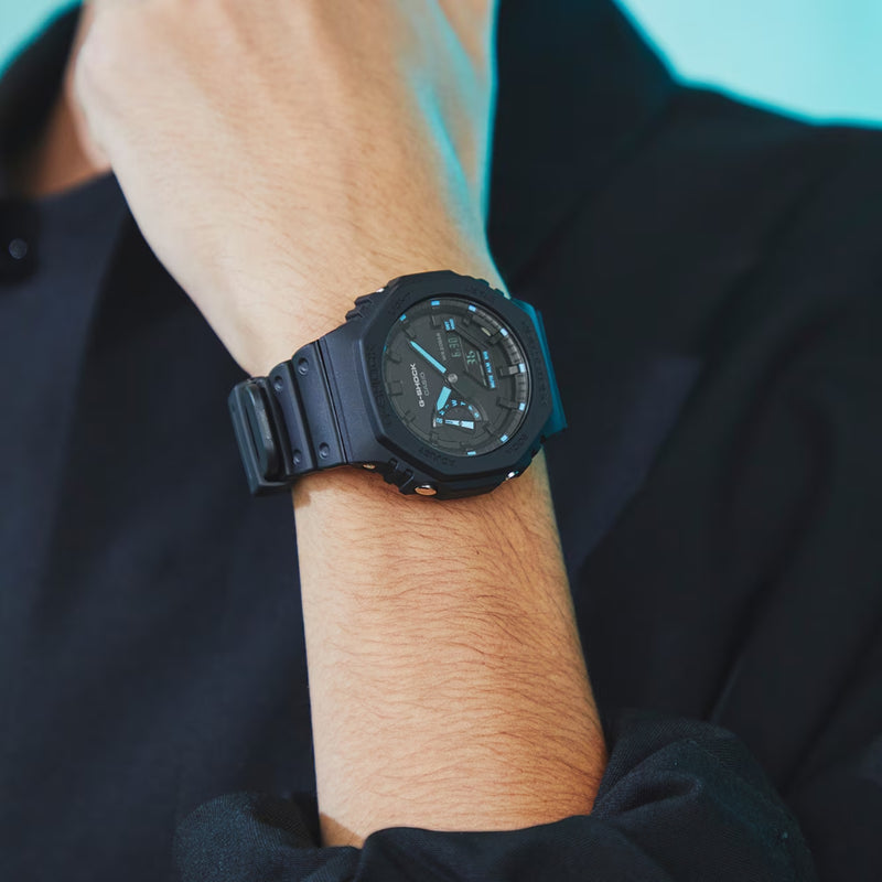 Avec sa teinte sobre et passe-partout, cette Montre Homme GA-2100-1A2ER Bracelet Résine Noir s’accorde facilement à diverses tenues. Elle possède un bracelet en résine souple qui vous assure un excellent confort lors du portage. Pratique, elle dispose de plusieurs alarmes qui vous aideront à être à l’heure lors de vos rendez-vous importants.