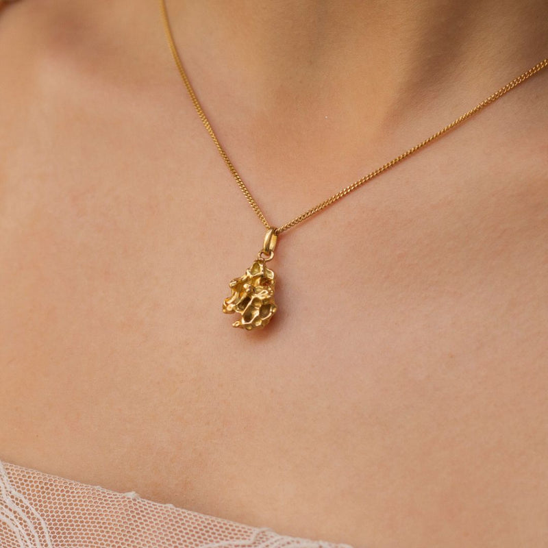 Découvrez la beauté éblouissante d'un bijou unique, le pendentif pépite d'or créé avec passion par notre talentueuse joaillière, Séverine Goget. Ce bijou exquis capture l'essence de l'élégance et de la sophistication.