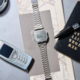 Icône rétro par excellence, cette montre mixte Casio allie style intemporel et fonctionnalité. Son cadran digital, logé dans un boîtier rectangulaire en résine, s’accompagne d’un bracelet en acier inoxydable. Équipée d’une alarme et d’un chronographe, elle se porte avec aisance en toute occasion.