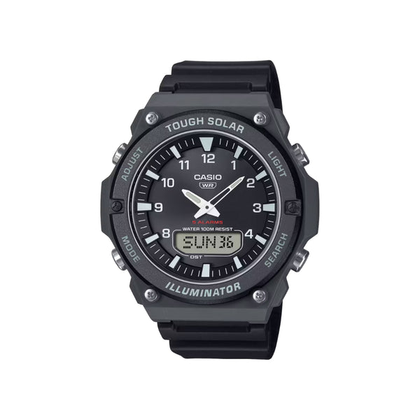 Puisant son inspiration dans le design des tableaux de bord d’avion, cette montre allie robustesse et style aéronautique. Sa lunette ronde et plate encadre un cadran parfaitement lisible grâce à ses index et aiguilles blanches contrastants. Étanche jusqu’à 100 mètres et alimentée par l’énergie solaire, elle offre fiabilité et autonomie. Un écran LCD discret, positionné à 6h, affiche la date, le jour et l’heure universelle pour une fonctionnalité optimale.