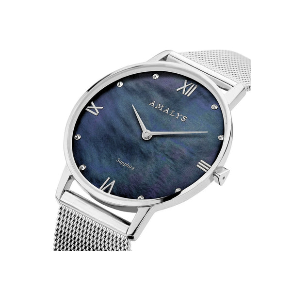 la montre Aurore, tout en argent et son cadran bleu nacré aux reflets subtils, est définitivement l'accessoire à avoir pour compléter son look.
