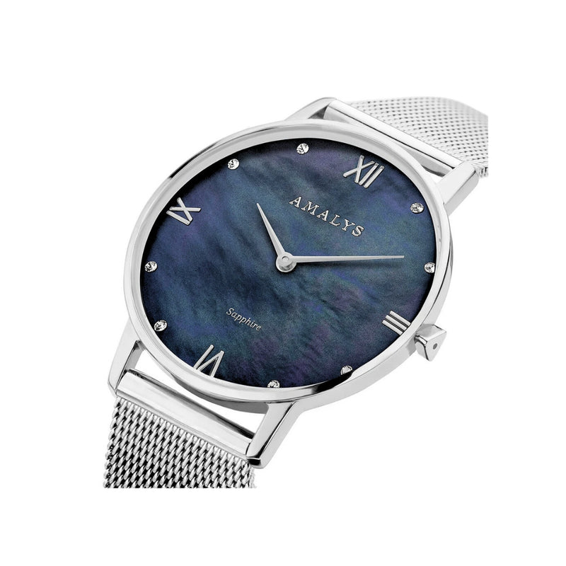 la montre Aurore, tout en argent et son cadran bleu nacré aux reflets subtils, est définitivement l'accessoire à avoir pour compléter son look.