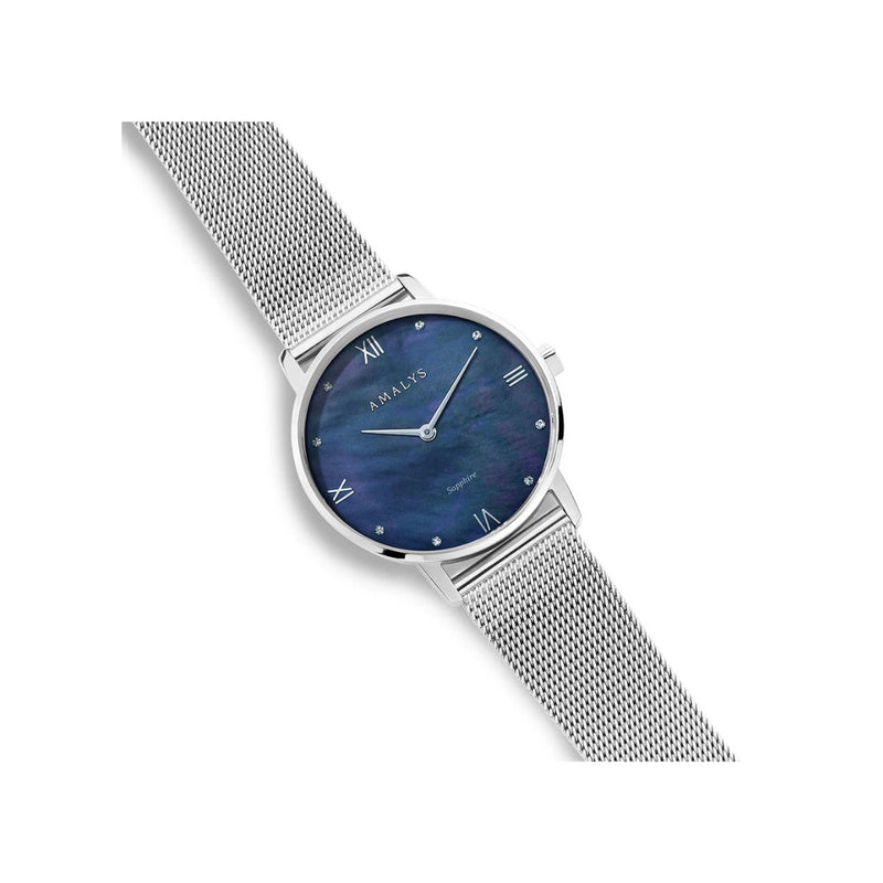 la montre Aurore, tout en argent et son cadran bleu nacré aux reflets subtils, est définitivement l'accessoire à avoir pour compléter son look.