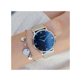 la montre Aurore, tout en argent et son cadran bleu nacré aux reflets subtils, est définitivement l'accessoire à avoir pour compléter son look.