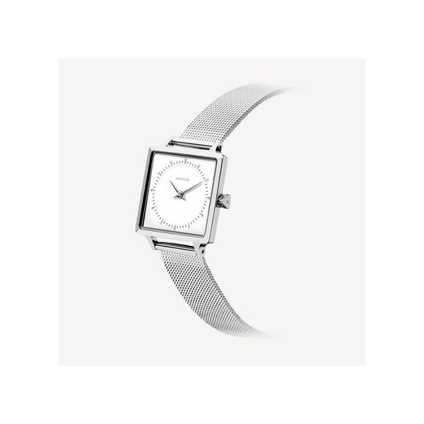 Entièrement argentée et blanche, la montre Claire incarne la sobriété chic. Elle allie simplicité, raffinement et style, pour un look intemporel et lumineux.