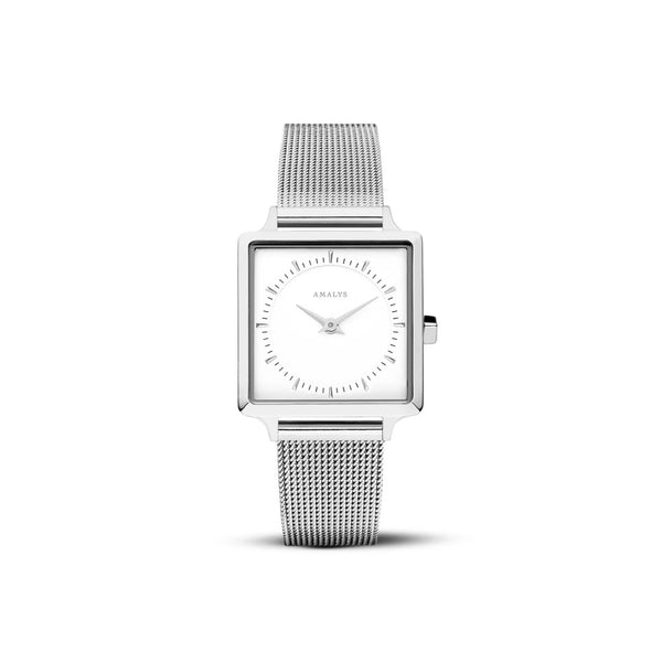 Entièrement argentée et blanche, la montre Claire incarne la sobriété chic. Elle allie simplicité, raffinement et style, pour un look intemporel et lumineux.