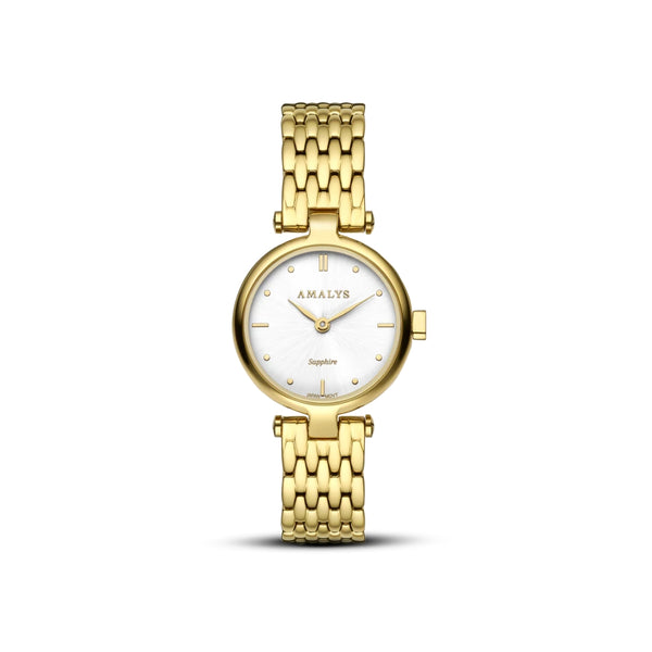 Avec son boîtier galet au design délicat, la montre Clarysse met en valeur un cadran silver sunray aux reflets lumineux. Une montre qui conjugue raffinement et éclat pour un style élégant en toute simplicité.