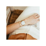 la montre Diana, cadran blanc nacré orné de petits diamants et boîtier en or, illuminera toutes vos tenues, des plus simples aux plus sophistiquées.