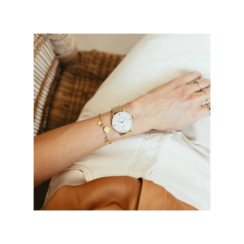 la montre Diana, cadran blanc nacré orné de petits diamants et boîtier en or, illuminera toutes vos tenues, des plus simples aux plus sophistiquées.