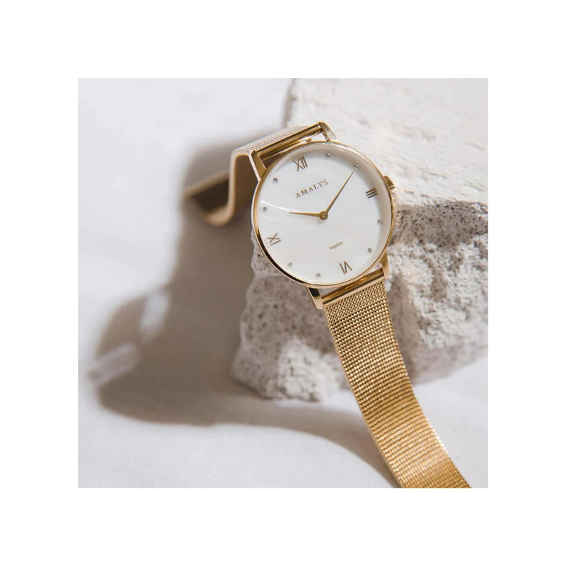 la montre Diana, cadran blanc nacré orné de petits diamants et boîtier en or, illuminera toutes vos tenues, des plus simples aux plus sophistiquées.