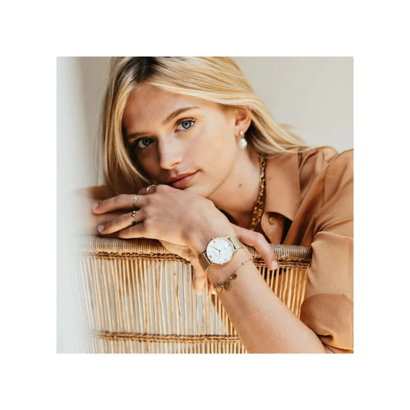 la montre Diana, cadran blanc nacré orné de petits diamants et boîtier en or, illuminera toutes vos tenues, des plus simples aux plus sophistiquées.